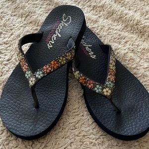 Skechers summer sandals multi colored band perfect for summer beach weather